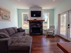 Smart TV y chimenea 