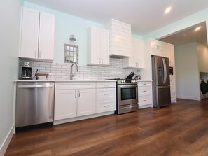 冰箱、微波炉、烤箱、炉灶