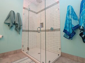 Een douche, een haardroger, handdoeken, zeep