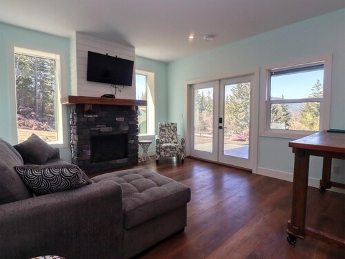 TREETOP PARADISE SUITE
Breathtaking lake and mountain views 5 min from the beach