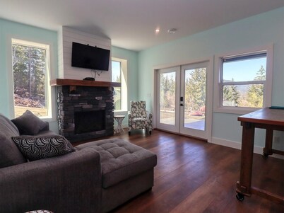 TREETOP PARADISE SUITE
Breathtaking lake and mountain views 5 min from the beach