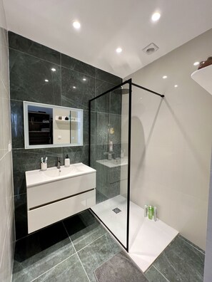 Dusche, Haartrockner, Handtücher
