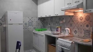 Deluxe Apartment | Private kitchen | Full-size fridge, oven, stovetop, cookware/dishes/utensils - Amazigh Beach One (La Marsa)