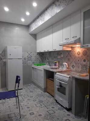 Deluxe Apartment | Private kitchen | Full-sized fridge, oven, stovetop, cookware/dishes/utensils - Amazigh Beach One (La Marsa)