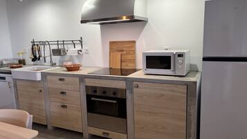 Frigorífico, microondas, horno y lavavajillas