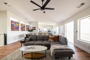 Smart TV, caminetto, libri