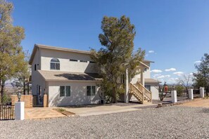 Exterior - Heated Pool ~ Hot Tub ~ Scenic Views ~ Lux Stay (Cottonwood)