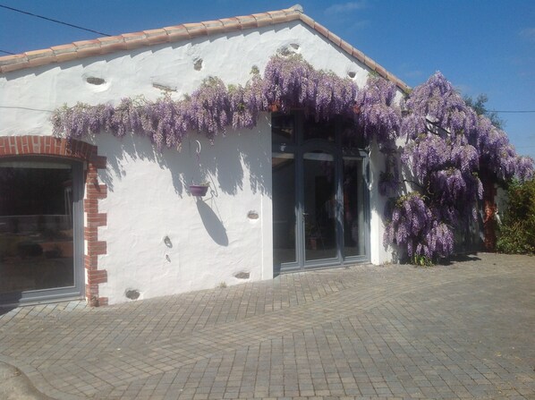 Exterior detail - Vendée countryside 25 km from the sea and islands (La Garnache)