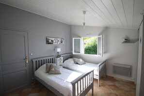 2 bedrooms, iron/ironing board, travel crib, free WiFi - Vendée countryside 25 km from the sea and islands (La Garnache)
