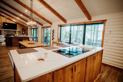 Romantic lakefront chalet w/hot tub