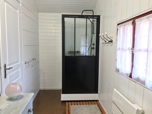 Shower, hair dryer, towels, soap - Gîte de la Bécassière - les cabanes océanes - Monta (Vendays-Montalivet)