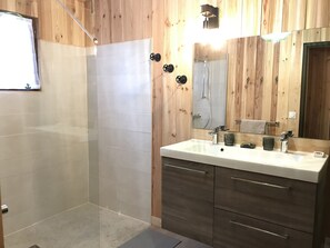 Dusche, Haartrockner, Handtücher, Seife