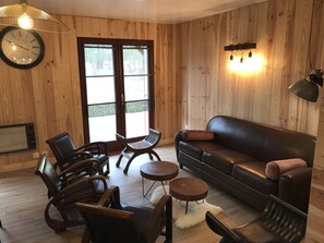 Smart-tv, pejs, dvd-afspiller, bordtennisbord