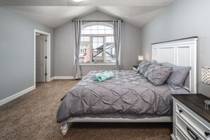 6 bedrooms, desk, iron/ironing board, travel crib