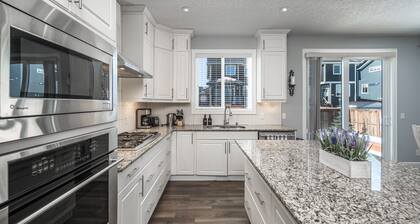 Entire Executive Home, Walk to lake!