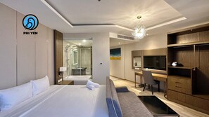 Desk, soundproofing, free WiFi, bed sheets - Phi Yen Panorama Condotel (Nha Trang)