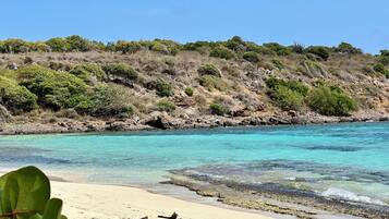 Aurinkotuoleja, rantapyyhkeitä