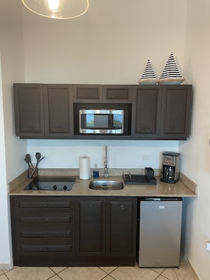Refrigerador, microondas, placa de cocina, cafetera/tetera