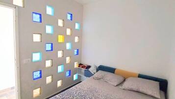 1 bedroom, bed sheets
