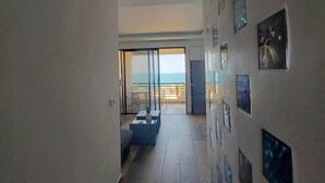 En hall med utsikt över en balkong som vetter mot havet.