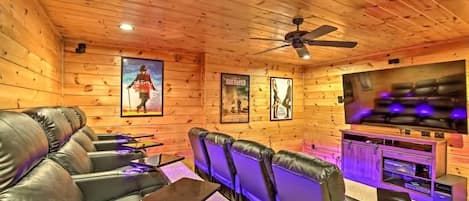 Una Smart TV, una chimenea, una pantalla de ordenador