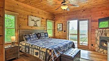 5 habitaciones, escritorio y tabla de planchar con plancha