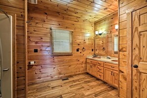 Shower, jetted bath, hair dryer, towels - Large Mtn Retreat w/ Theater Room, Hot Tub, Game Room & Sunset Mountain Views! (Morganton)