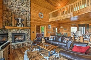 Smart TV, fireplace, computer monitors - Large Mtn Retreat w/ Theater Room, Hot Tub, Game Room & Sunset Mountain Views! (Morganton)