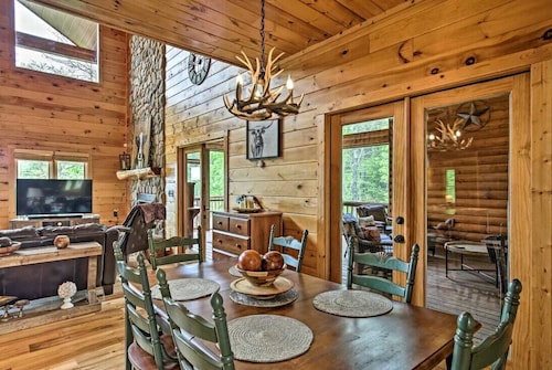 Large Mtn Retreat w/ Theater Room, Hot Tub, Game Room & Sunset Mountian Views!