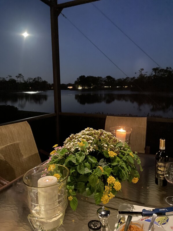 Enjoy a romantic dinner with a view of the calm water.