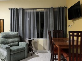 BELISARIO 2 | 起居区 | 40-英寸纯平电视（配备数码频道）、电视、Netflix