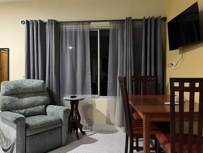 Luxe kamer | Woonruimte | Een 40-inch flatscreentelevisie met digitale zenders en televisie