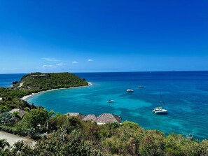 بالقرب من الشاطئ، كراسي للتشمس، مناشف للشاطئ