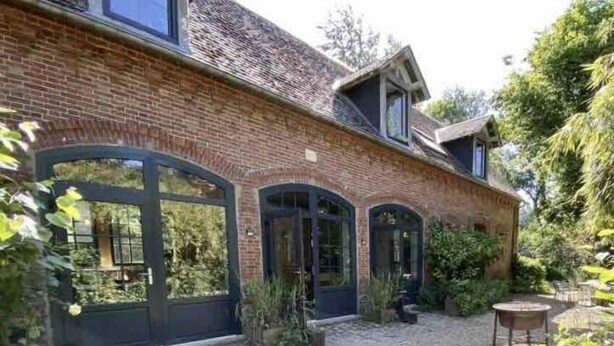 A brick house with large arched windows and a gravel driveway. - L'Orangerie du Château Loyd Pays de Caux (Les Hauts-de-Caux)