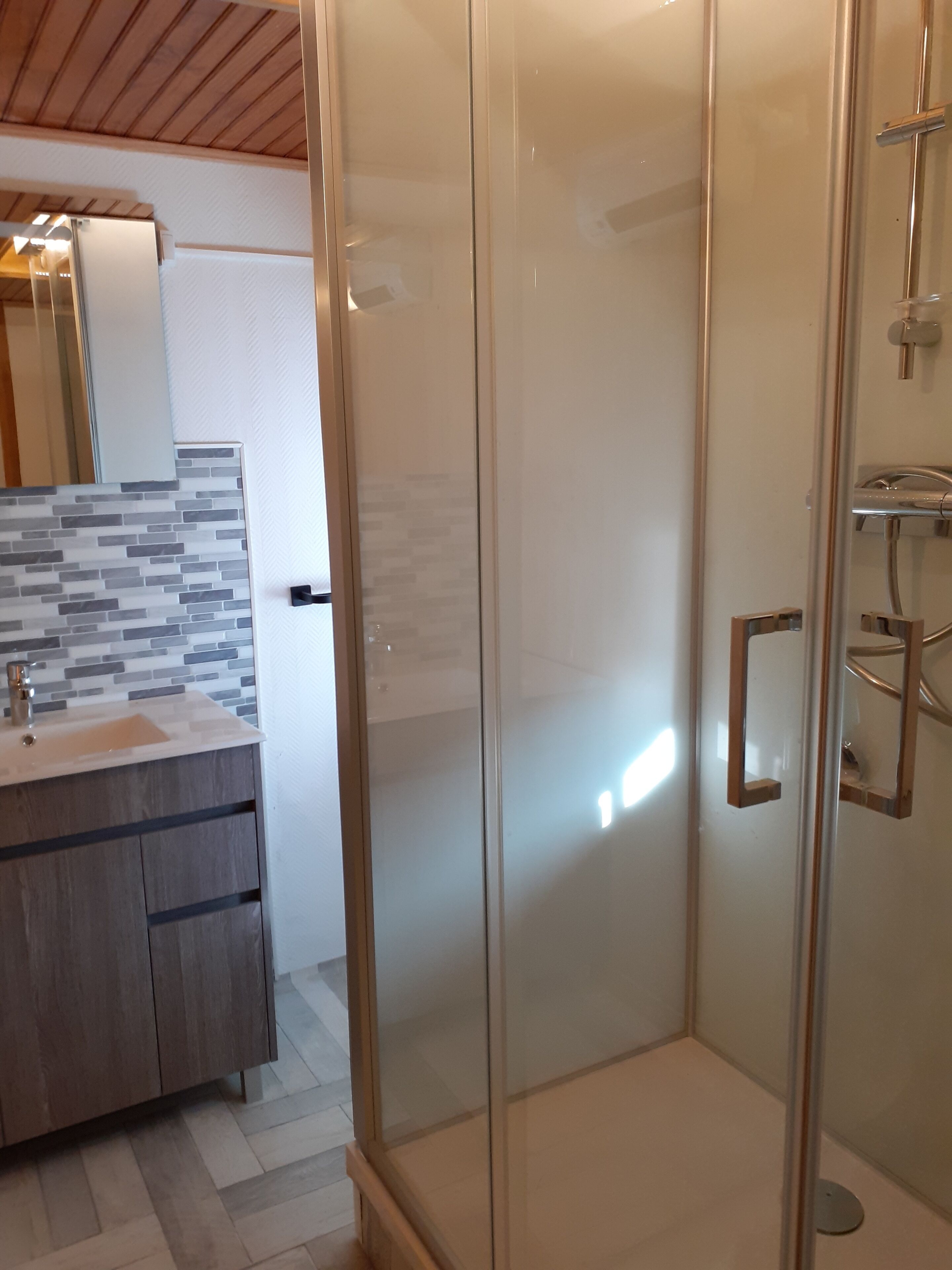 Douche, sèche-cheveux, papier toilette