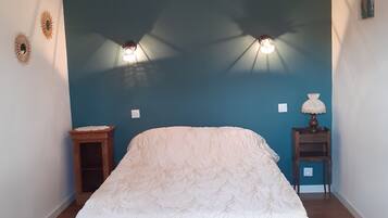 4 chambres, bureau, fer et planche à repasser, lit parapluie