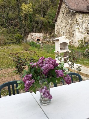 Outdoor dining - Maison de Campagne, Rivière Lot au Fond du Jardin, Randonnées (Saint-Martin-Labouval)