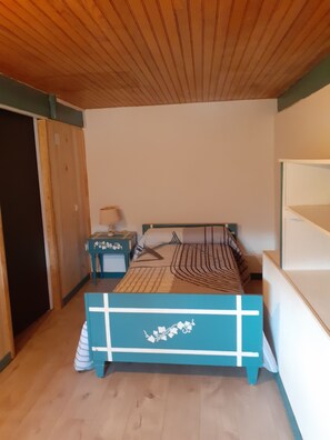 4 bedrooms, desk, iron/ironing board, travel cot