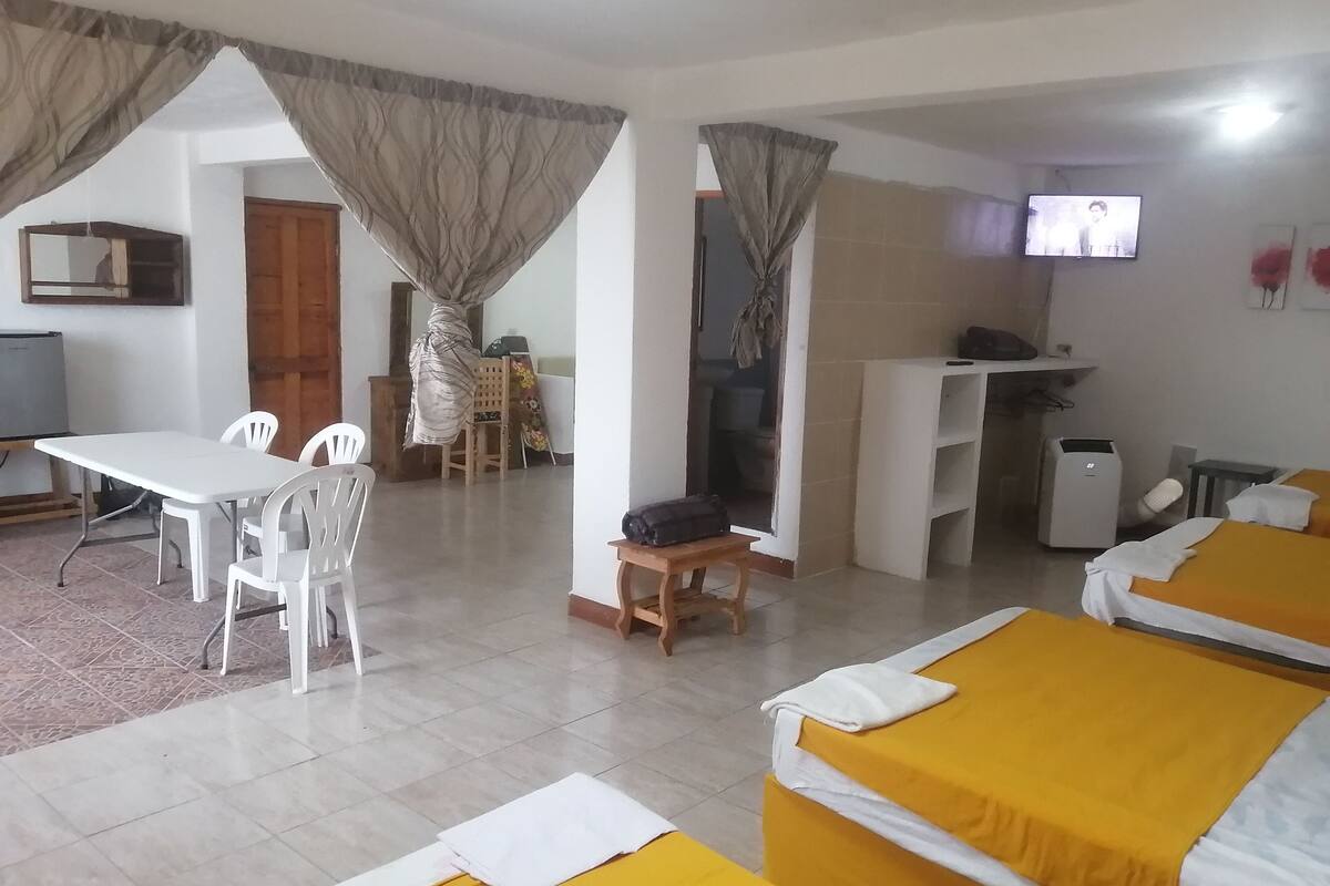 7 dormitorios, minibar, cortinas opacas y tabla de planchar con plancha