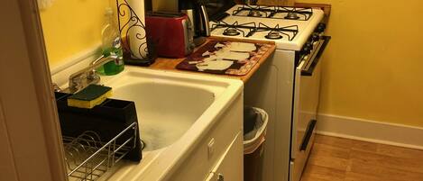 Kühlschrank, Mikrowelle, Ofen, Wasserkocher mit Kaffee-/Teezubehör