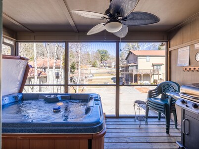 Little Black Bear -Hot tub, Grill, Kitchen,