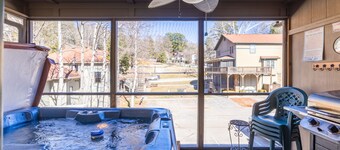 Little Black Bear -Hot tub, Grill, Kitchen,