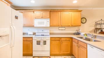 Fridge, microwave, stovetop, dishwasher