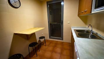 Een koelkast, een microgolfoven, een oven, een vaatwasser