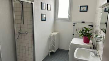 Dusche, Haartrockner, Handtücher, Seife