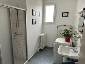 Dusche, Haartrockner, Handtücher, Seife
