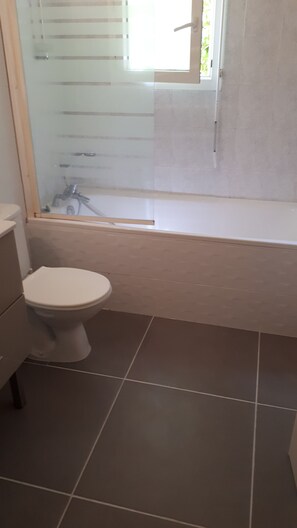 Bathroom - Apartment 32 m², quiet, air-conditioned, balcony, parking, swimming pool (Hyères)
