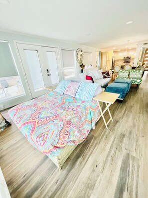 3 bedrooms, desk, iron/ironing board, free WiFi - Cozy waterfront Lakehouse with a nice view of Callender lake  near Canton  TX! (Murchison)