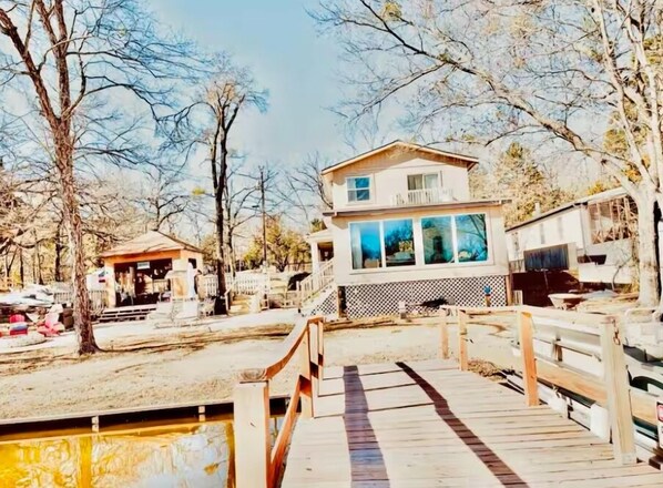 Property grounds - Cozy waterfront Lakehouse with a nice view of Callender lake  near Canton  TX! (Murchison)