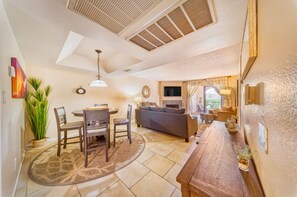 TV connectée, cheminée, livres, espaces bureaux